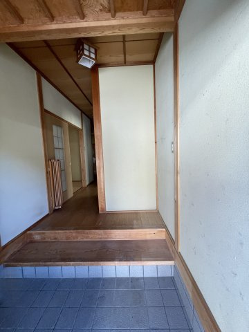 美咲町西川　中古住宅　6DKの玄関