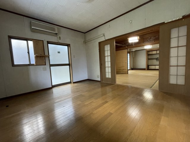 美咲町西川　中古住宅　6DKのキッチン|明るくゆったりとしたダイニングキッチン