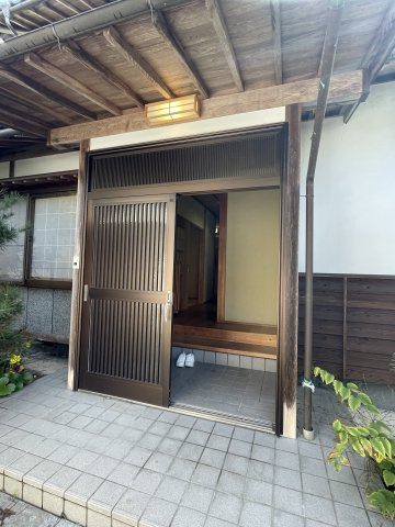 美咲町西川　中古住宅　6DKの玄関