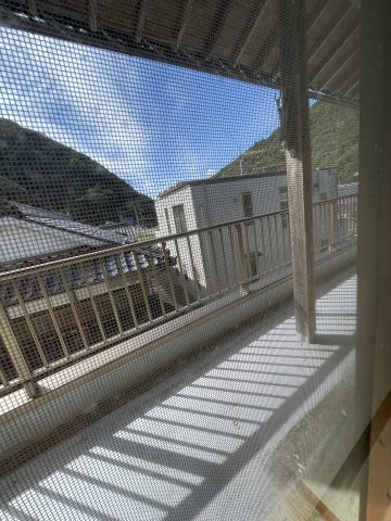美咲町西川　中古住宅　6DKのバルコニー