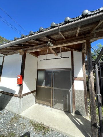 美咲町西川　中古住宅　6DKのその他|車庫入口