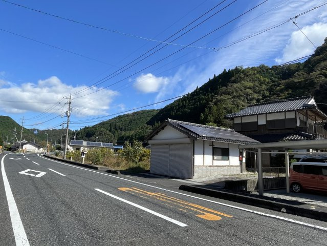 美咲町西川　中古住宅　6DKの前面道路含む現地写真