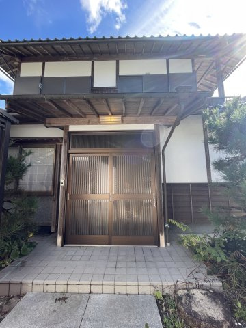 美咲町西川　中古住宅　6DKの外観|重厚感のある玄関