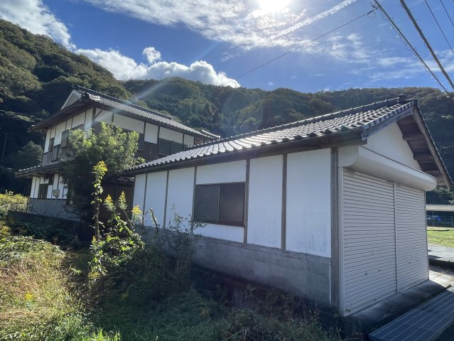 美咲町西川　中古住宅　6DKの外観|2台駐車可能な車庫となる倉庫。風雨をしっかりと防げ、スノータイヤやカーメンテナンスの道具、自転車等も充分収納できる空間です。