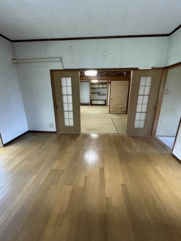 美咲町西川　中古住宅　6DKのキッチン|ダイニングから和室の続き間に続く導線。全て解放すれば、親族の集まりや、お友達を沢山呼んでの食事会等、使い方が広がります。