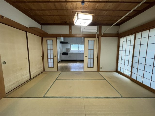 美咲町西川　中古住宅　6DKの和室|1F南6帖