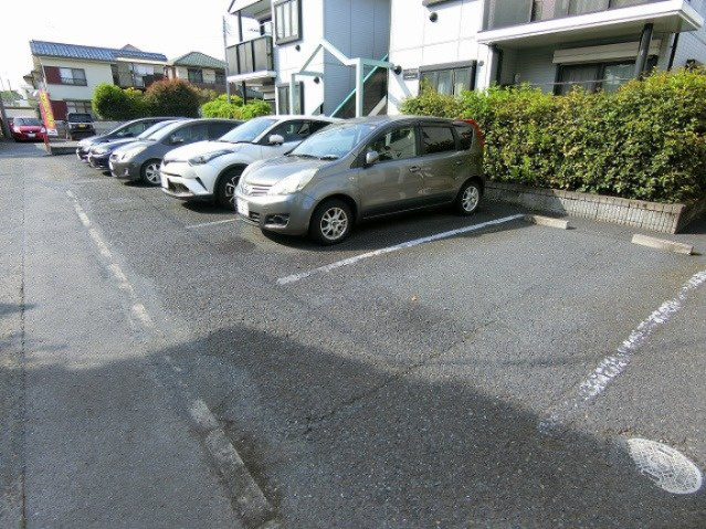 メゾンプルニエAの駐車場