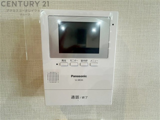 訪問者が来たときにテレビ画面で確認できるため、安心してドアを開けられます。録画機能があるものもあり、留守中に来訪者を記録しておくことができます。利便性が高く、セキュリティ面でも安心です。
