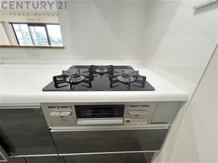 多数の調理器具を同時に使用でき、料理の効率化が可能。省エネで節約になり、様々な料理スタイルに適応できます。また、火力調整が独立しており、手入れや掃除もしやすく、今よりもっとお料理が楽しくなるかも。
