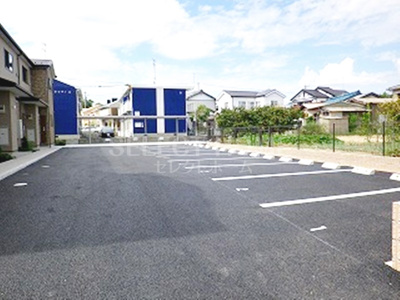 【駐車場】 | グラフティファミーユ | 駐車場があるので、車を買う予定の方も安心です