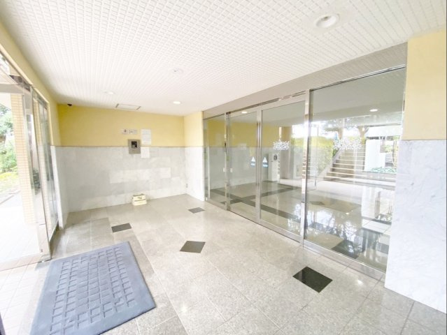 ベンタナヒルズ篠栗2号館のエントランス|清潔なエントランスです！オートロックで防犯面も安心です！
