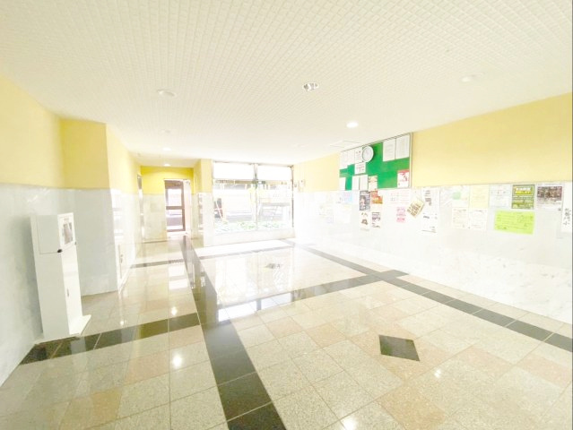 ベンタナヒルズ篠栗2号館のエントランス|広々としたエントランスには、情報共有が簡単にできる掲示板があります！