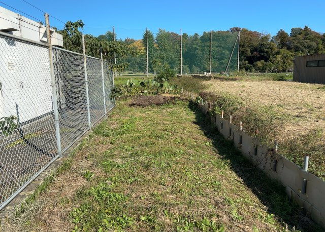 【外観】 | 土地の形が極端に長細かったり、狭小地、あるいは道路との高低差がある傾斜地だった場合、後々売ろうとしても買い手がつかない場合もあります。後々、売却することになった時に価値の下がらない土地を選びましょう。