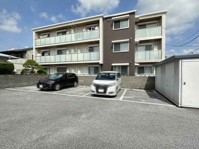 シャーメゾン パン トロワの駐車場