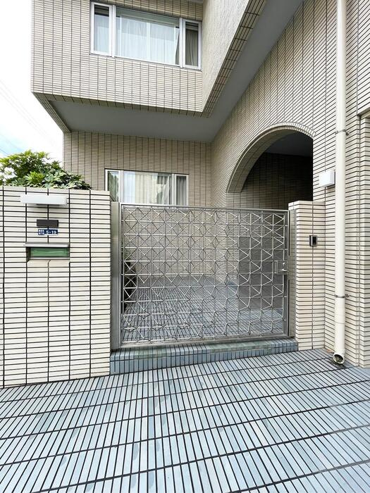 港区南麻布４丁目の賃貸マンションのエントランス