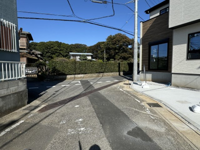 【前面道路含む現地写真】 | 柏市酒井根７丁目新築戸建【酒井根西小学校：10分】 | 西側前面道路・幅員約5ｍ