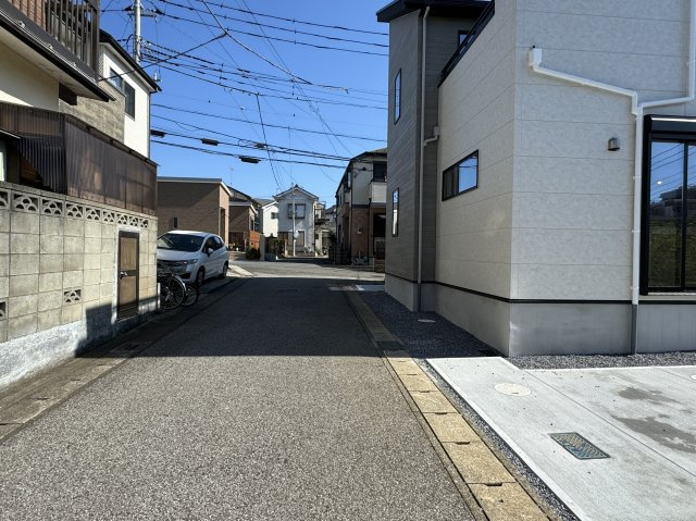 松戸市六高台西新築戸建【六実第三小学校：10分】の前面道路含む現地写真|北西側前面道路