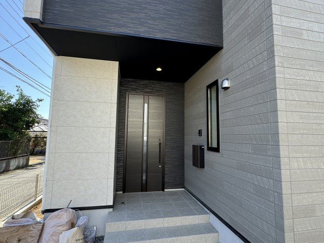 松戸市六高台西新築戸建【六実第三小学校：10分】のエントランス|エントランス・玄関ポーチ