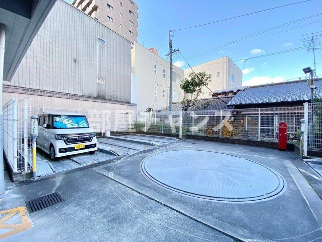フローラル東別院の駐車場