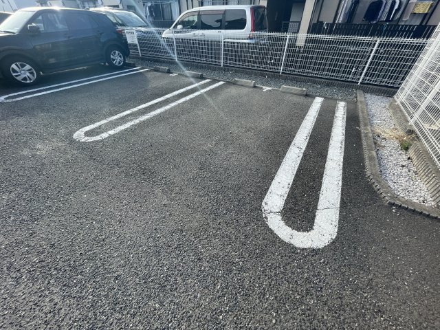 リヴェール喜の駐車場
