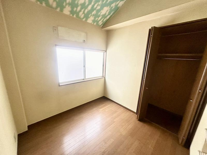 小路町　中古一戸建ての寝室|寝室6帖
■物件内覧・資金計画相談・住宅ローン相談、リフォーム相談、お問合せ受付中■
※当日・翌日のご内覧、ご相談はお電話でのお問合せがスムーズです！