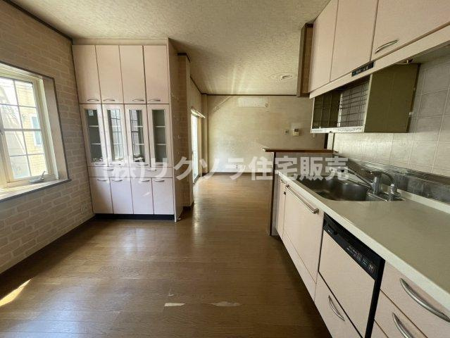 小路町　中古一戸建てのキッチン|LDK15.0帖　床暖房付き
■物件内覧・資金計画相談・住宅ローン相談、リフォーム相談、お問合せ受付中■
※当日・翌日のご内覧、ご相談はお電話でのお問合せがスムーズです！