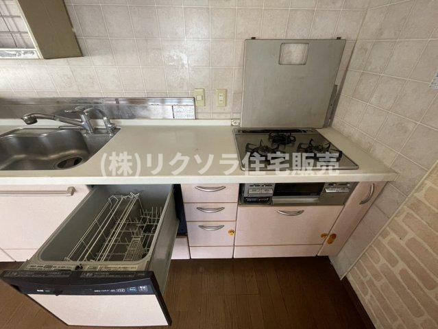 小路町　中古一戸建てのキッチン|ビルトイン3口コンロ・食洗機付き
■物件内覧・資金計画相談・住宅ローン相談、リフォーム相談、お問合せ受付中■
※当日・翌日のご内覧、ご相談はお電話でのお問合せがスムーズです！