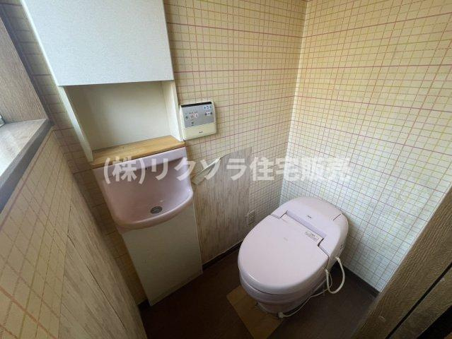 小路町　中古一戸建てのトイレ|温水洗浄便座付き
■物件内覧・資金計画相談・住宅ローン相談、リフォーム相談、お問合せ受付中■
※当日・翌日のご内覧、ご相談はお電話でのお問合せがスムーズです！