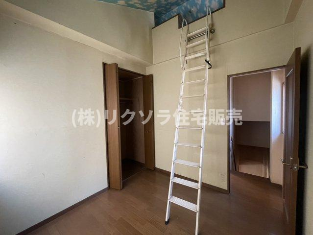 小路町　中古一戸建ての洋室|洋室4.0帖　吹き抜け+ロフト収納
■物件内覧・資金計画相談・住宅ローン相談、リフォーム相談、お問合せ受付中■
※当日・翌日のご内覧、ご相談はお電話でのお問合せがスムーズです！