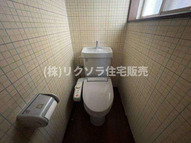 小路町　中古一戸建ての設備|トイレ　温水洗浄便座付き
■物件内覧・資金計画相談・住宅ローン相談、リフォーム相談、お問合せ受付中■
※当日・翌日のご内覧、ご相談はお電話でのお問合せがスムーズです！