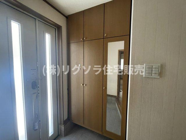 小路町　中古一戸建ての収納|姿見付きシューズボックス
■物件内覧・資金計画相談・住宅ローン相談、リフォーム相談、お問合せ受付中■
※当日・翌日のご内覧、ご相談はお電話でのお問合せがスムーズです！