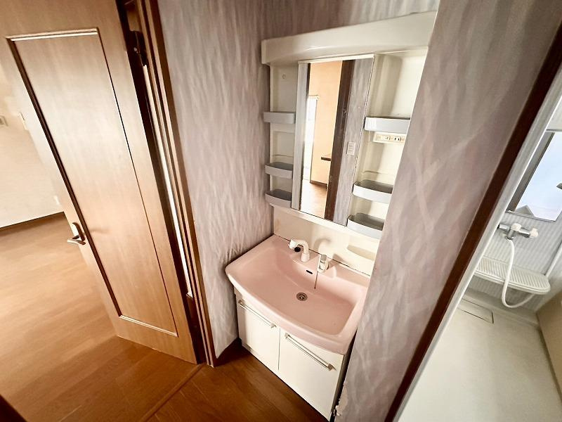 小路町　中古一戸建ての独立洗面台|洗面化粧台
■物件内覧・資金計画相談・住宅ローン相談、リフォーム相談、お問合せ受付中■
※当日・翌日のご内覧、ご相談はお電話でのお問合せがスムーズです！