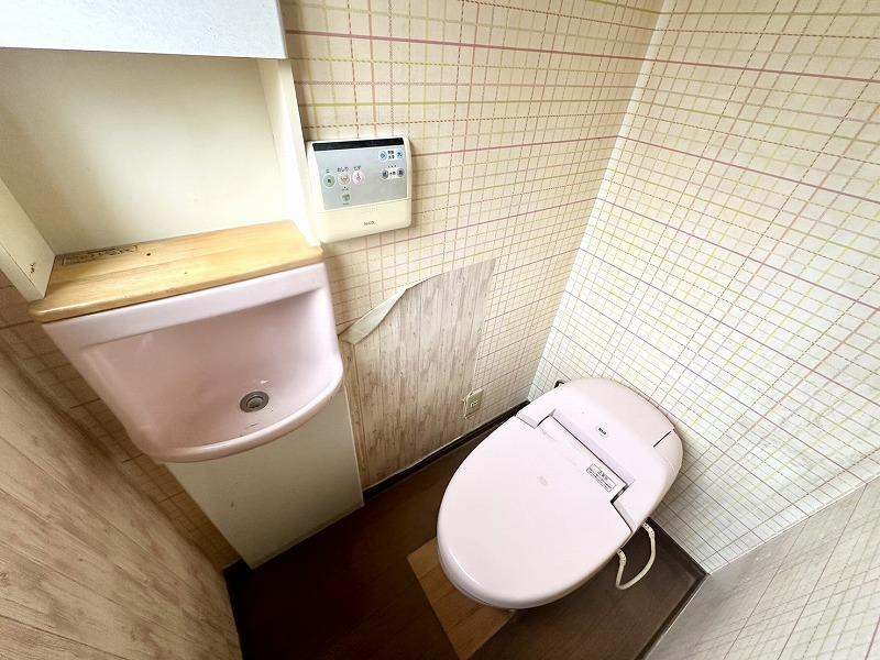 小路町　中古一戸建てのトイレ|温水洗浄便座
■物件内覧・資金計画相談・住宅ローン相談、リフォーム相談、お問合せ受付中■
※当日・翌日のご内覧、ご相談はお電話でのお問合せがスムーズです！