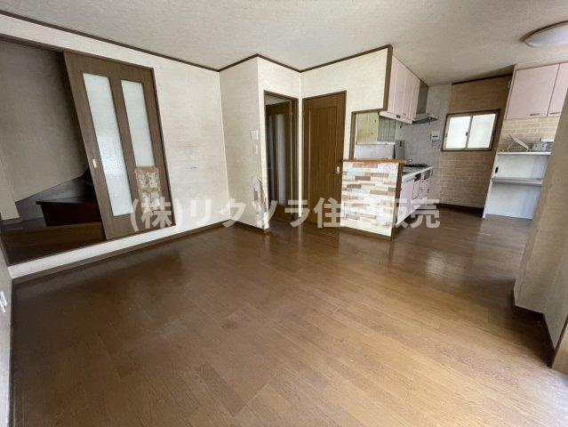 小路町　中古一戸建ての居間・リビング|LDK15.0帖　床暖房付き
■物件内覧・資金計画相談・住宅ローン相談、リフォーム相談、お問合せ受付中■
※当日・翌日のご内覧、ご相談はお電話でのお問合せがスムーズです！