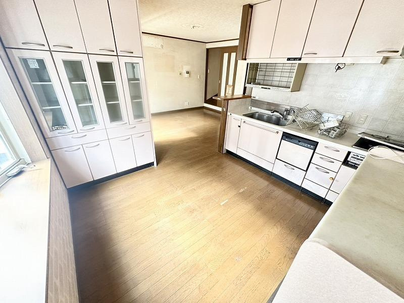 小路町　中古一戸建ての居間・リビング|LDK15帖
■物件内覧・資金計画相談・住宅ローン相談、リフォーム相談、お問合せ受付中■
※当日・翌日のご内覧、ご相談はお電話でのお問合せがスムーズです！