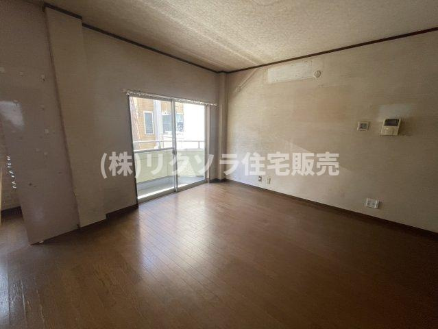 小路町　中古一戸建ての居間・リビング|LDK15.0帖　床暖房付き
■物件内覧・資金計画相談・住宅ローン相談、リフォーム相談、お問合せ受付中■
※当日・翌日のご内覧、ご相談はお電話でのお問合せがスムーズです！