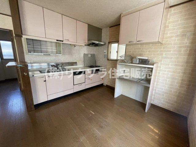 小路町　中古一戸建ての居間・リビング|LDK15.0帖　床暖房付き
■物件内覧・資金計画相談・住宅ローン相談、リフォーム相談、お問合せ受付中■
※当日・翌日のご内覧、ご相談はお電話でのお問合せがスムーズです！