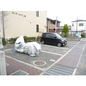 ピーチハイツ上町の駐車場|車をお持ちの方に嬉しい駐車場付きの物件です