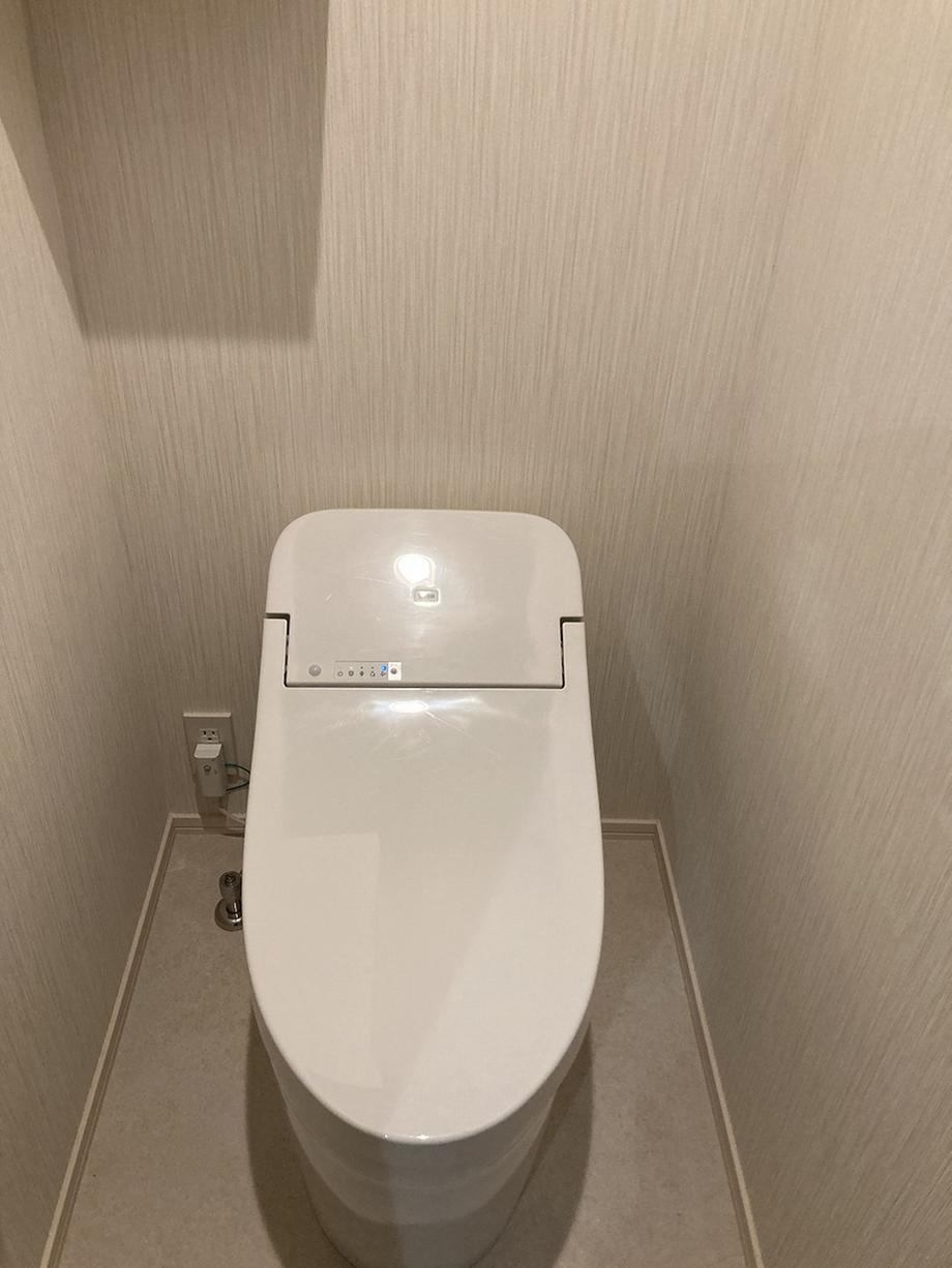 南中振２丁目　中古一戸建てのトイレ|タンクレストイレ
■物件内覧・資金計画相談・住宅ローン相談、リフォーム相談、お問合せ受付中■
※当日・翌日のご内覧、ご相談はお電話でのお問合せがスムーズです！