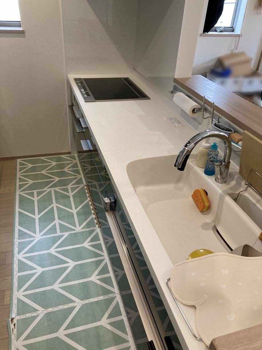 南中振２丁目　中古一戸建てのキッチン|システムキッチン　IHクッキングヒーター
■物件内覧・資金計画相談・住宅ローン相談、リフォーム相談、お問合せ受付中■
※当日・翌日のご内覧、ご相談はお電話でのお問合せがスムーズです！