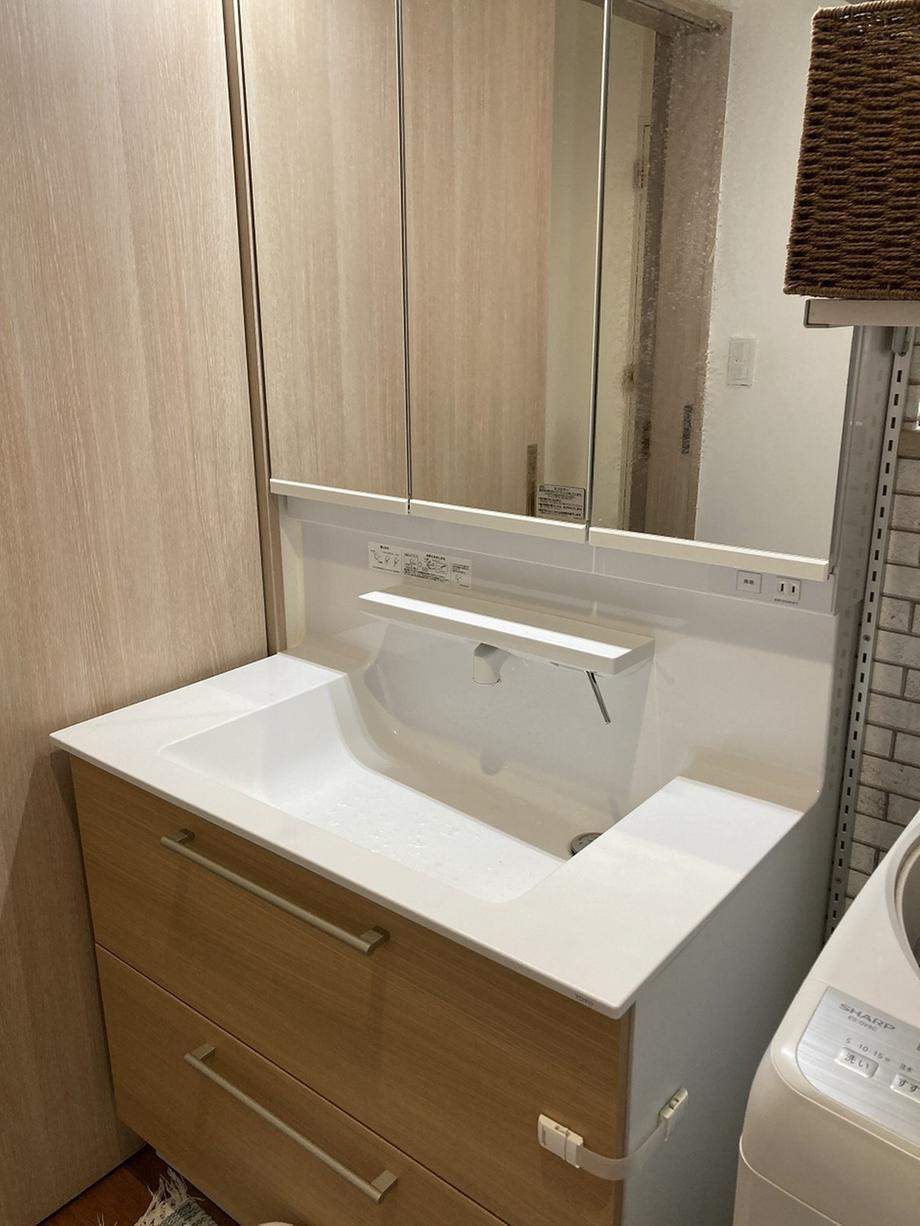 南中振２丁目　中古一戸建ての独立洗面台|3面鏡付き洗面化粧台
■物件内覧・資金計画相談・住宅ローン相談、リフォーム相談、お問合せ受付中■
※当日・翌日のご内覧、ご相談はお電話でのお問合せがスムーズです！