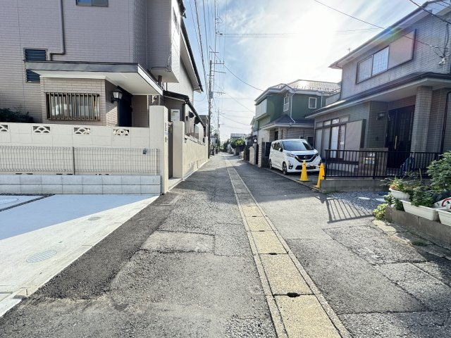 松戸市八ケ崎５丁目新築戸建【高木小学校：8分】の前面道路含む現地写真|西側前面道路