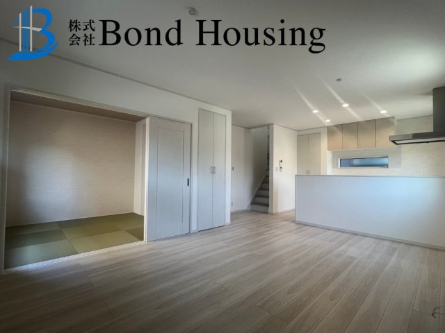 小中学校近くで便利　つつじが丘6丁目2区画　B号棟の居間・リビング