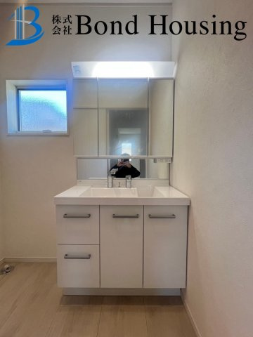 小中学校近くで便利　つつじが丘6丁目2区画　B号棟の独立洗面台