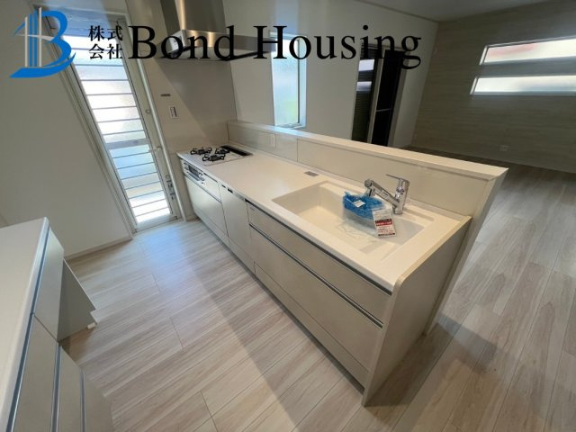 小中学校近くで便利　つつじが丘6丁目2区画　B号棟のキッチン