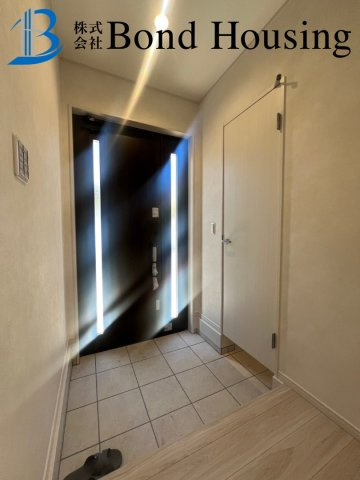 小中学校近くで便利　つつじが丘6丁目2区画　B号棟の玄関