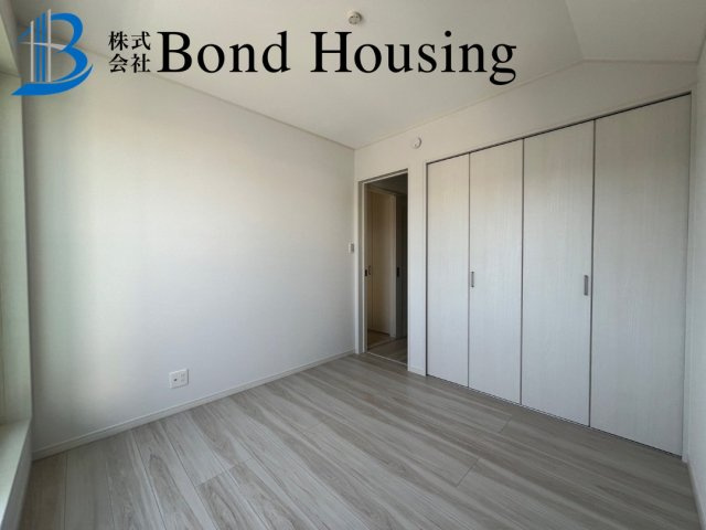 小中学校近くで便利　つつじが丘6丁目2区画　B号棟の洋室