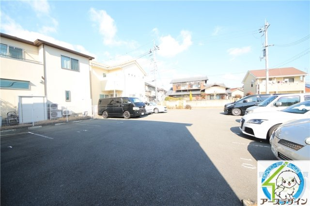ファミールモノモリの駐車場|車をお持ちの方に嬉しい駐車場付きの物件です