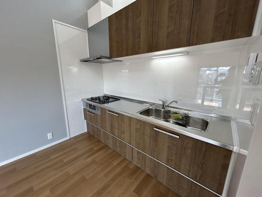 住道駅前住宅17号棟のキッチン|システムキッチン　３つ口ビルトインコンロ
■物件内覧・資金計画相談・住宅ローン相談、リフォーム相談、お問合せ受付中■
※当日・翌日のご内覧、ご相談はお電話でのお問合せがスムーズです！