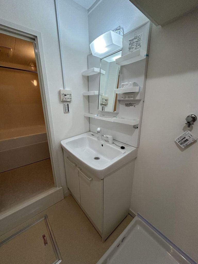 住道駅前住宅17号棟の独立洗面台|洗面化粧台　洗濯機置き場
■物件内覧・資金計画相談・住宅ローン相談、リフォーム相談、お問合せ受付中■
※当日・翌日のご内覧、ご相談はお電話でのお問合せがスムーズです！